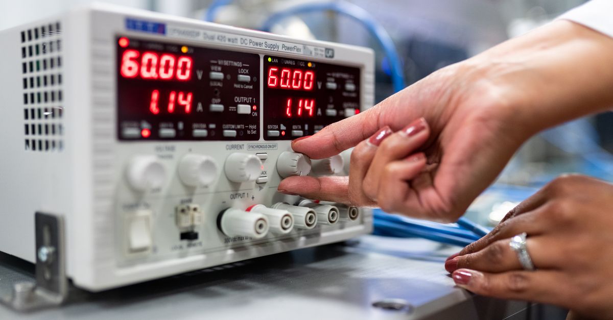 Fuente regulada de laboratorio con perillas de tensión y corriente sobre mesada