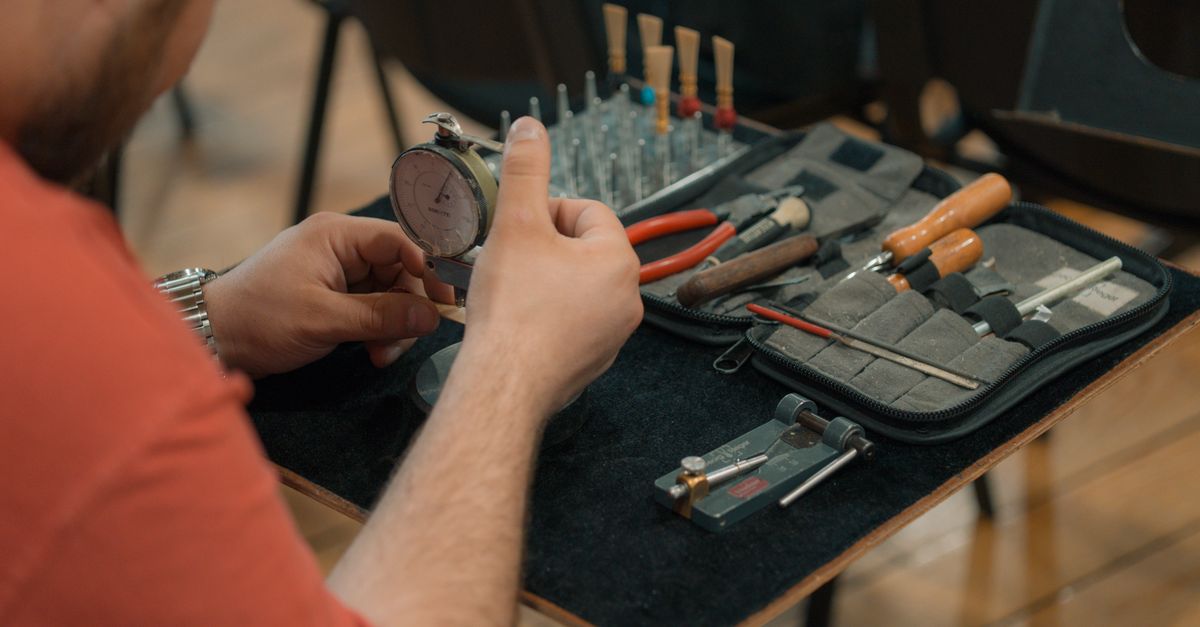 Bloques patrón y torquímetro de calibración sobre mesada de taller