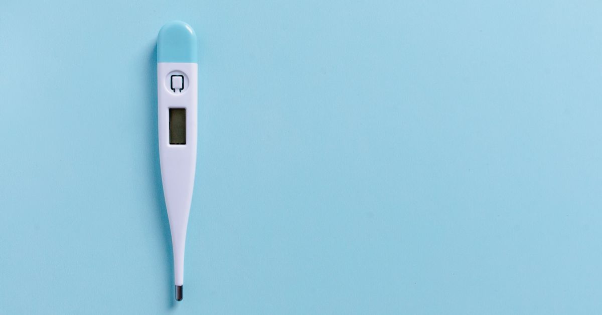 Sensores de temperatura y cables de medición sobre mesada de laboratorio
